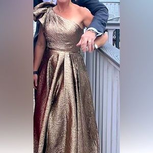 Mac Duggal Formal one shoulder Gown….Size 4